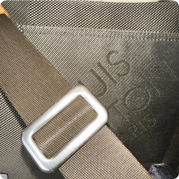 78 Louis Vuitton Messenger Bag - Picture 14 of 15